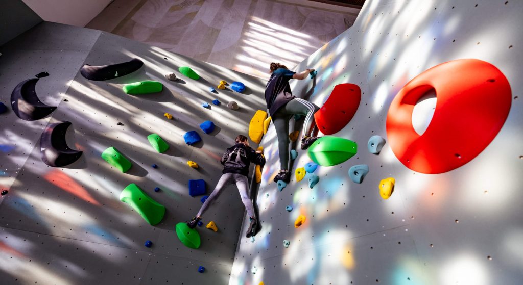 Boulderinnen an der Wand